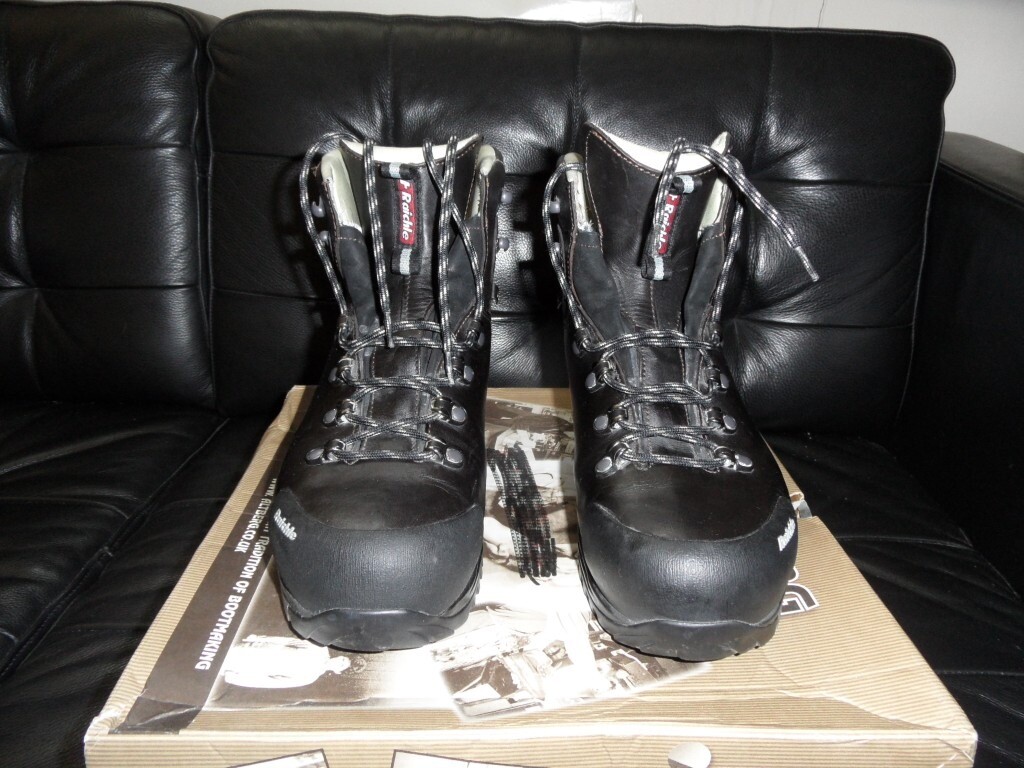 mens hiking boots size 9